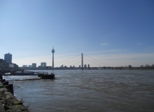 Rhein bei Düsseldorf - Hochwasser und Panoramablick